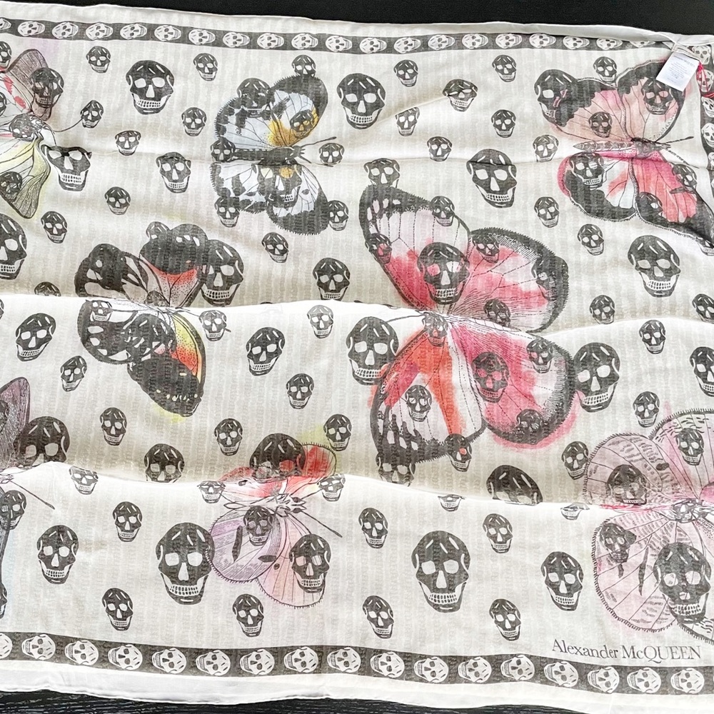 🆕 Alexander McQueen NWT Skull & Butterfly Scarf - Picture 9 of 16
